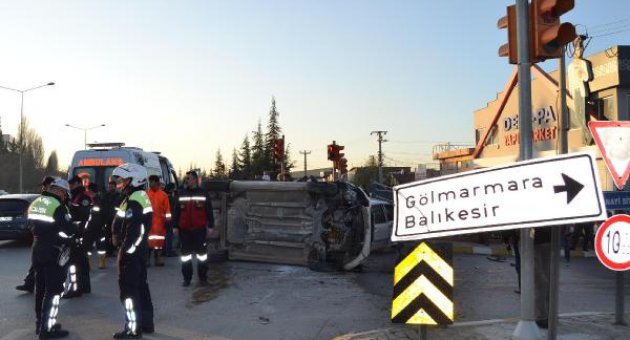 İki otomobilin kavşakta karşılıklı çarpıştığı kazada üç kişi yaralandı.