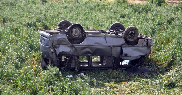 İşçi taşıyan minibüs tarlaya devrildi: 8 yaralı