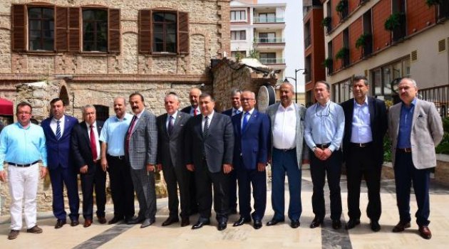 Kahvehaneler yok olmamak için yenilenecek