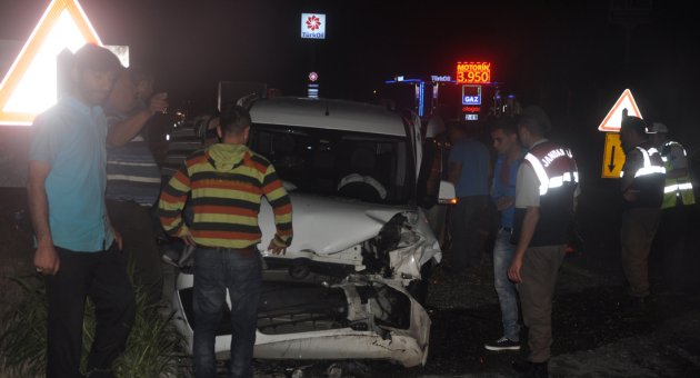 Kamyonetle otomobil birbirine girdi: 6 yaralı