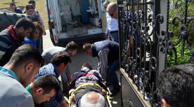 Kamyonun çarpıp devirdiği traktörün sürücüsü yaralandı