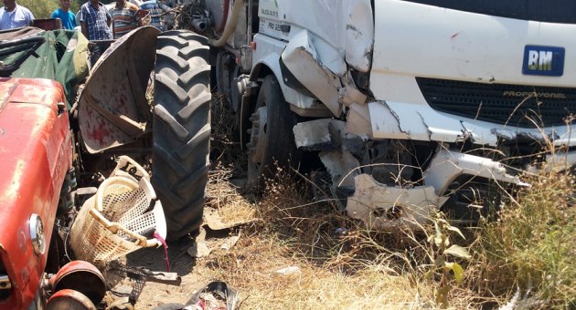 Kamyonun çarptığı traktör sürücüsü yaralandı