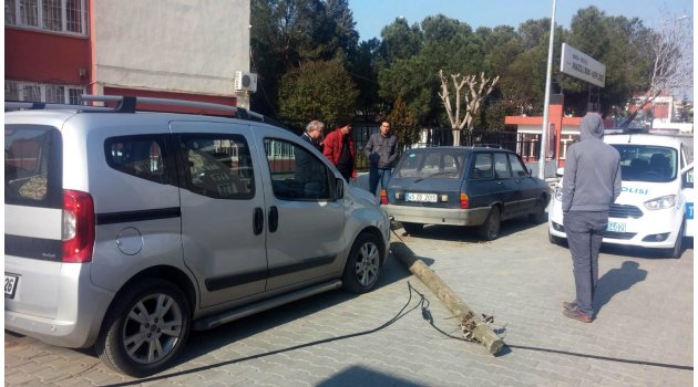 Kamyonun takıldığı direk araçların üzerine düştü