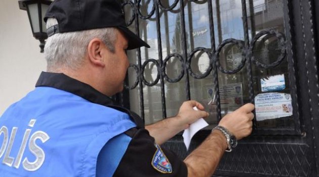 Kapı kapı gezen polis suçlara karşı uyarıyor