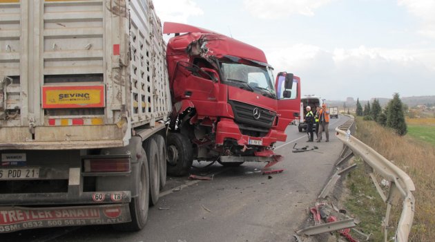 Karayolları aracına TIR  çarptı: 2 yaralı
