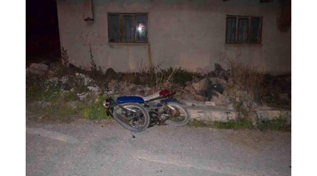 Kasksız ve ehliyetsiz motosikletli kazada yaralandı