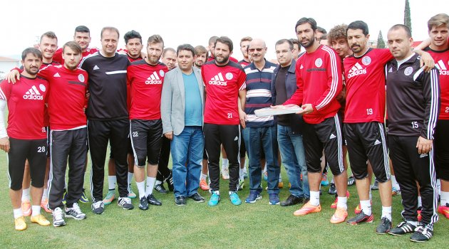Kaymakam'dan Turgutluspor’a baklava morali