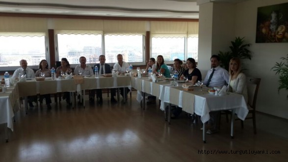 Kendi tasarladıkları restoranda ağırlandılar