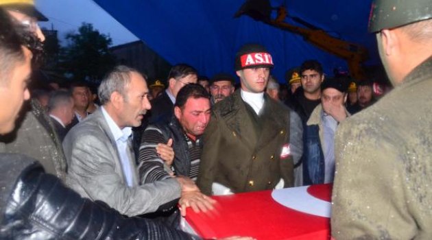 Kırkağaç şehidi Uğur Uğurlu'yu yağmur altında uğurladı
