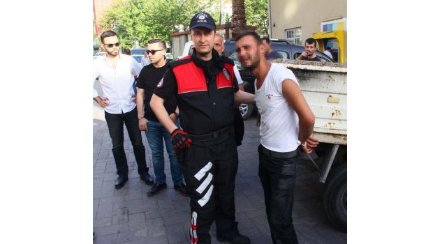 Kız çocuğunu kaçırmaya çalıştığı iddia edilen adama meydan dayağı