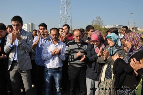 Kızının kazada öldüğü yerde eylem yaptı