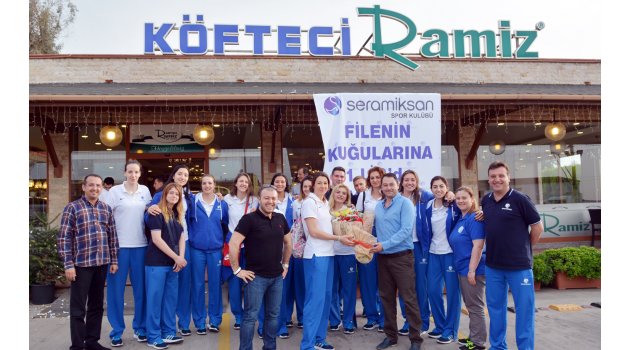 Köfteci Ramiz şampiyon Kuğuları karşıladı