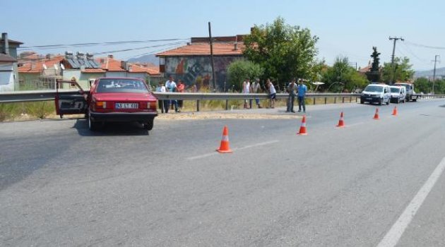 Lastiği patlayan otomobil bariyere çarptı: 5 yaralı