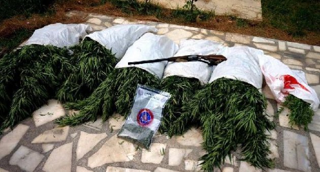 Jandarma uyuşturucu tacirlerine göz açtırmadı