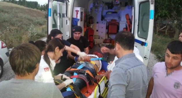 Motosiklet bariyerlere çarptı: 1'i ağır, 2 yaralı