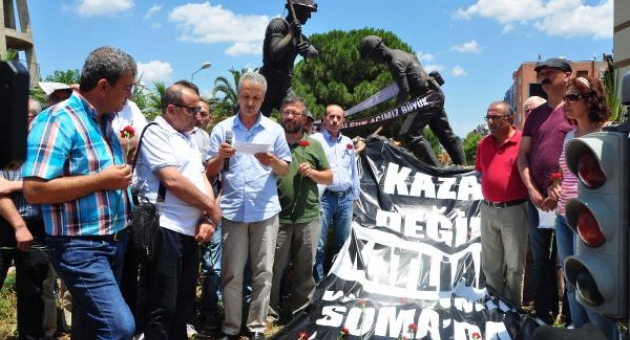 Soma'da ölen madencilere karanfilli anma