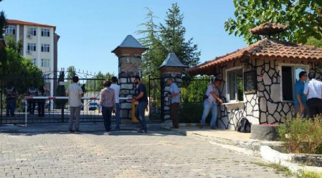 Manisa'da okula operasyon