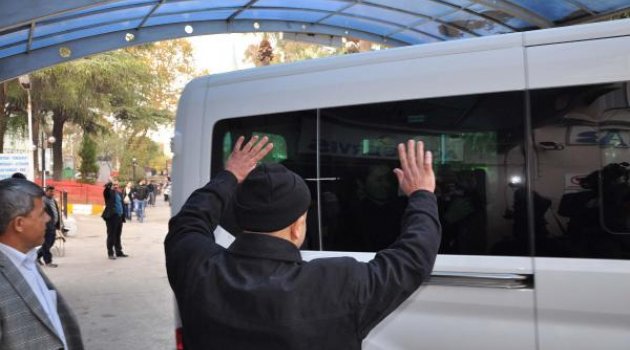 Manisa'da 'paralel yapı' şüphelileri sağlık kontrolüne götürüldü