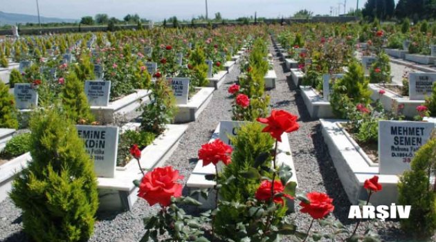 Mezarlıklar bayrama hazır