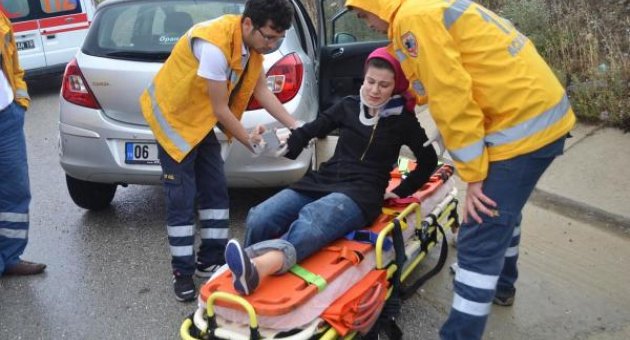 Minibüs devrildi:1'i çocuk 5 yaralı