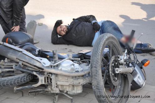 Motosiklet sürücüsünü kaskı kurtardı