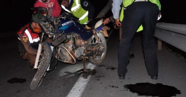 Motosikletle kaza yapan 2 arkadaş öldü