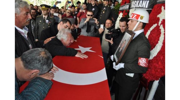 Oğlunu asker selamıyla uğurladı