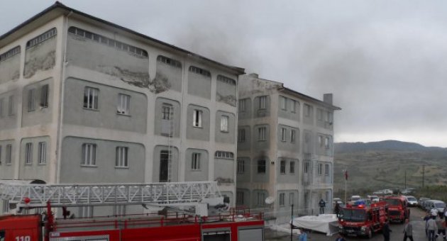Öğrenci yurdunda yangın: 11 öğrenci dumandan etkilendi