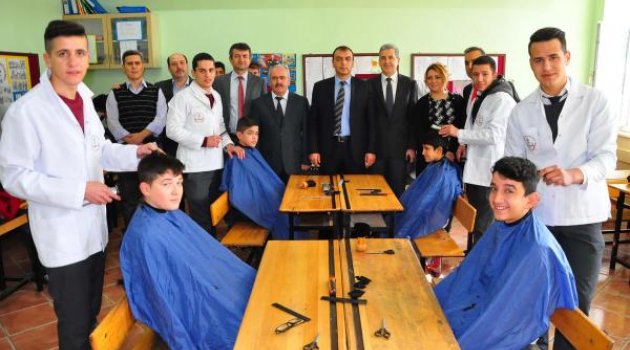 Öğrencilerden uygulamalı saç tıraşı