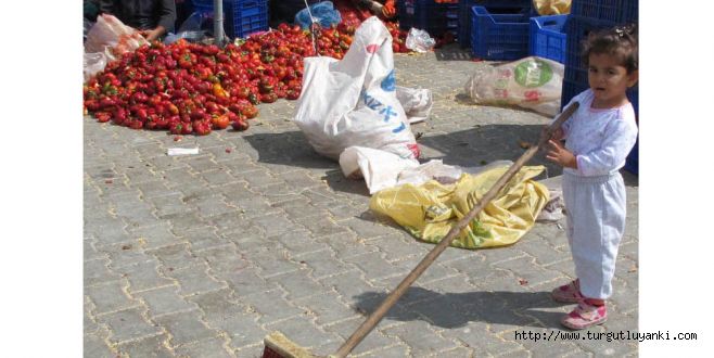 Onların oyuncağı süpürge sapı, biber kasaları
