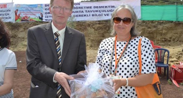 Organik yumurta tesisini gezdiler