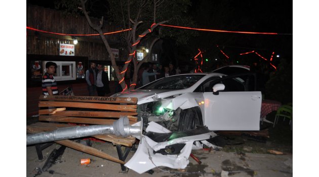 Otomobil kafenin bahçesine daldı: 1 yaralı