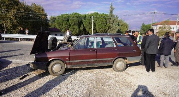 Otomobil traktöre çarptı
