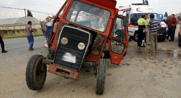 Otomobil traktörün altına girdi:2 yaralı
