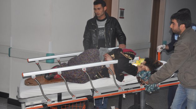 Otomobil yayalara çarpıp kaçtı: 3 yaralı