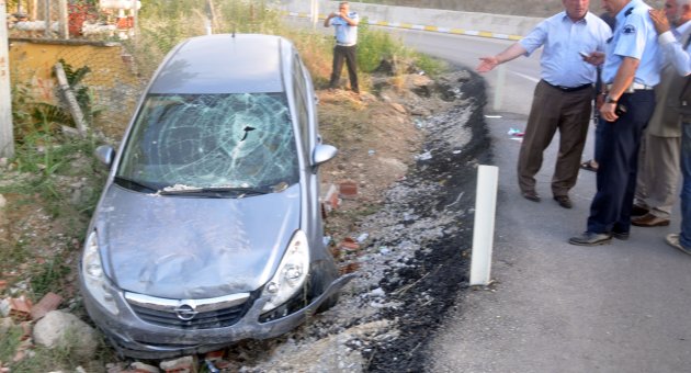 Otomobil yol kenarına devrildi, 1 yaralı