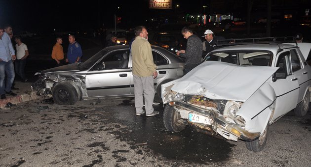 Otomobiller çarpıştı: 4 yaralı
