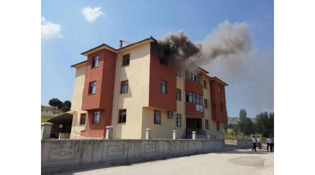 Özel erkek öğrenci yurdunda yangın paniği