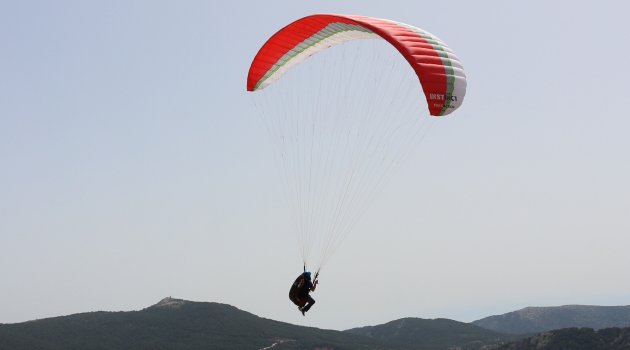 Peş peşe atlayan paraşütçüler