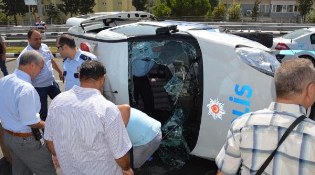 Polis aracı takla attı: 2 yaralı