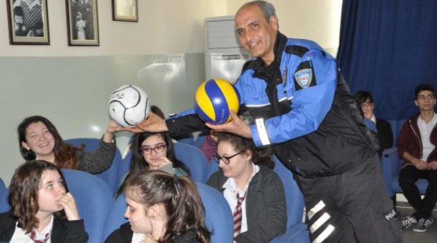 Polisten lise öğrencilerine eğitim