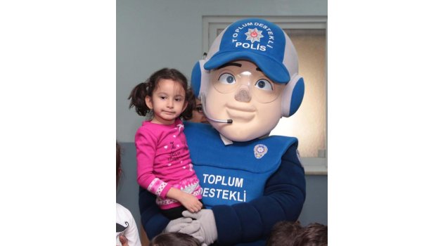 Polisten miniklere çığlık atma eğitimi