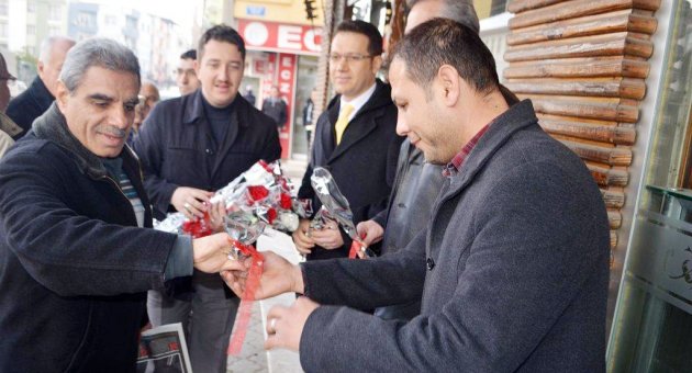 Protestocular polislere karanfil dağıttılar