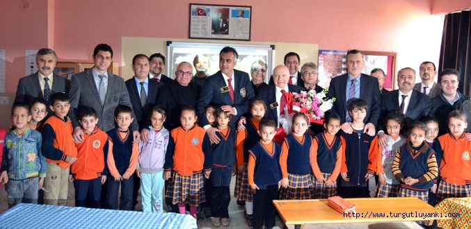 Rotary Kulübünden Rotary İlkokulu’na ‘Akıllı Tahta’ desteği