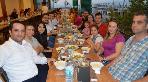 Sadıklar Ailesi geleneksel iftar yemeğinde Gamalı Köftecisi’nde