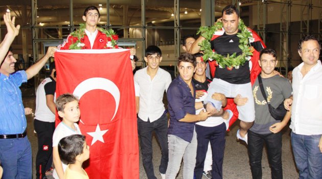    Şampiyon  Kamal davul zurna ile karşılandı.