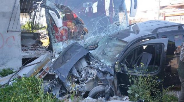 Servis otobüsü hafif ticari araca çarptı: 1 ölü, 1 yaralı