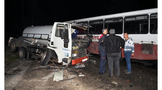 Servis otobüsü vidanjörle çarpıştı: 24 yaralı