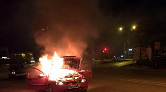 Seyir halindeki otomobil alev aldı