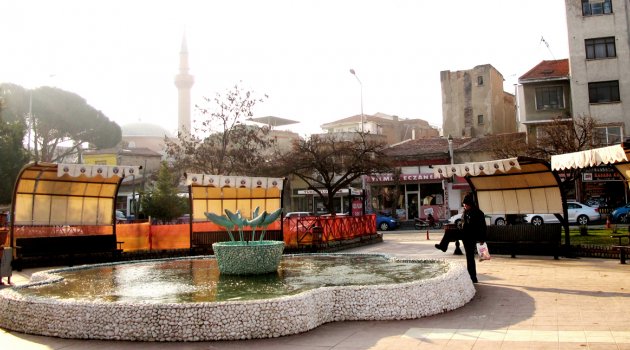 Soğuk hava Turgutlu’da süs havuzlarını dondurdu